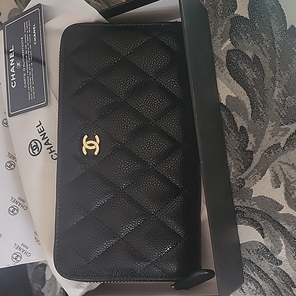 Like New Chanel leather long Wallet. Full inclusion dustbag, Box, auth card, bag - Picture 3 of 13